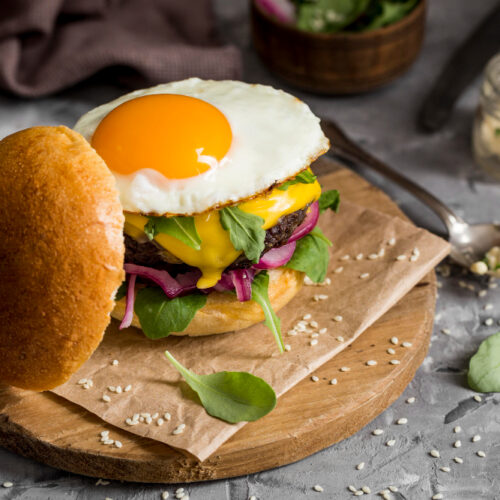 Almuerzo hamburguesa con huevo fenavi el huevo te da poder