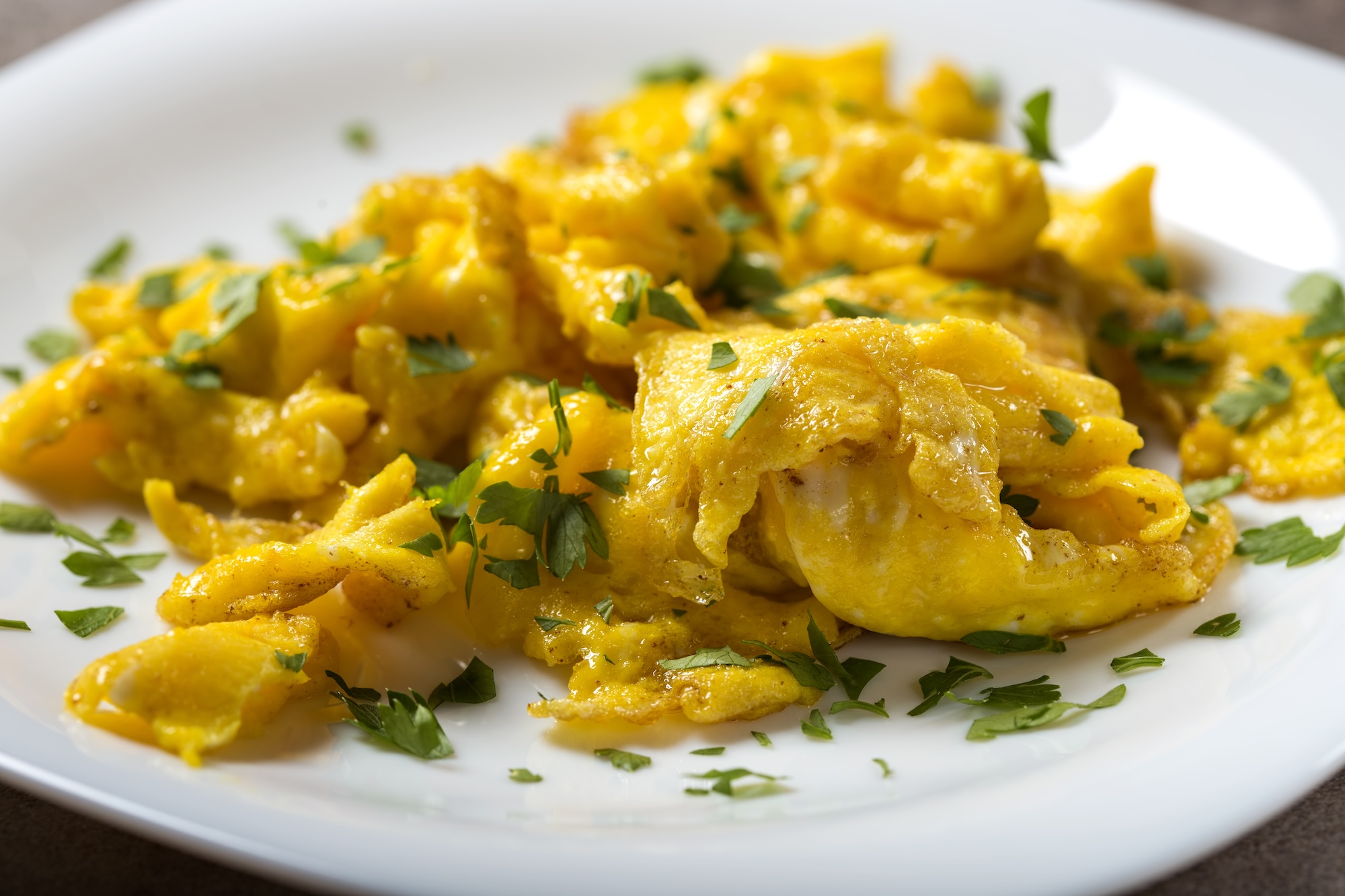 receta huevos revueltos fácil y nutritiva - fenavi huevos